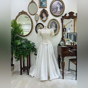 Vintage bridal gown 🤍✨
Bust 36” Waist 26.5”
